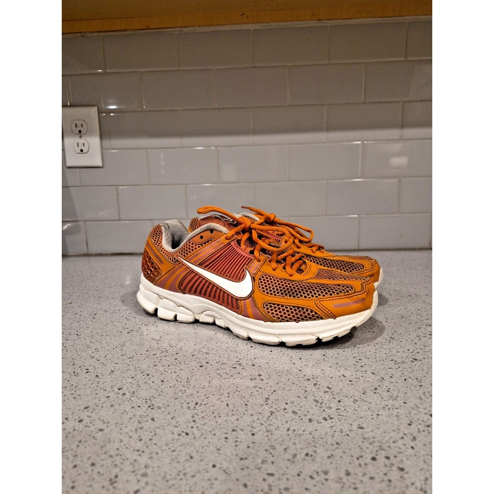 Nike Air Zoom Vomero 5 Monarch Mens Size 8 Flax Sail Dark Russet HJ9123-815